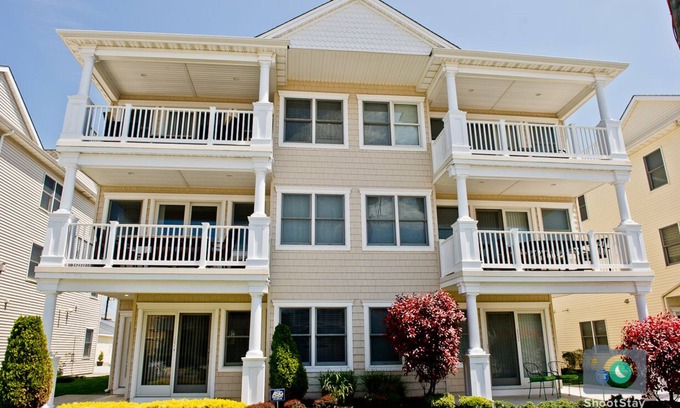 Southend House | New 4BR Beach Block Home-Location, Location, Location!