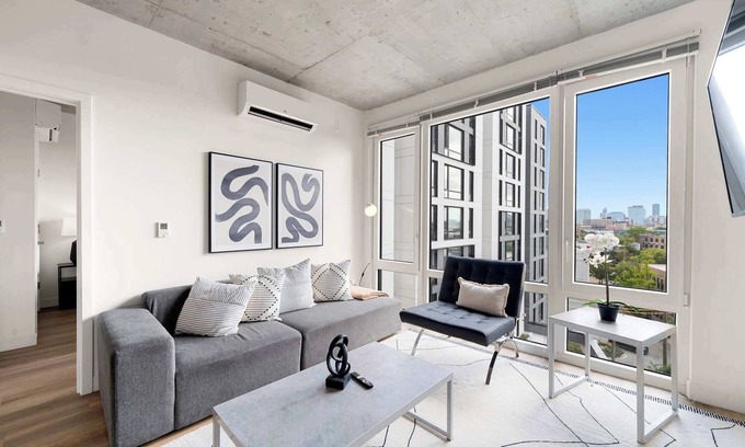 River North Hotel | New 4BR Family-Ready Apartment