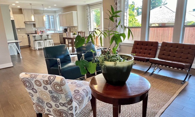 Tigard House | New 6 bedrooms 3 fullbath, king bed on main.single family large upscale home.