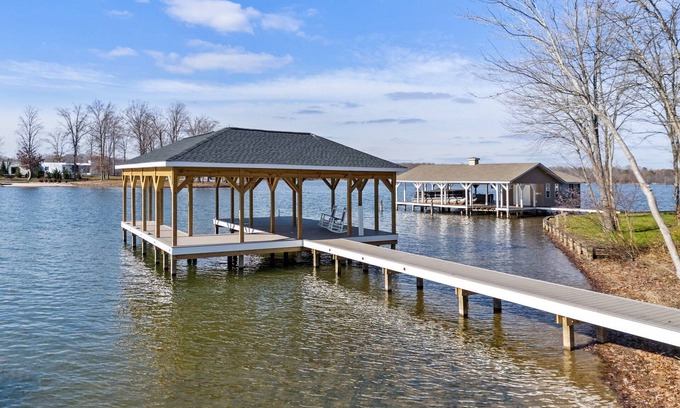 Bumpass House | NEW 6BR Luxury Lakefront Lake Anna Boathouse!