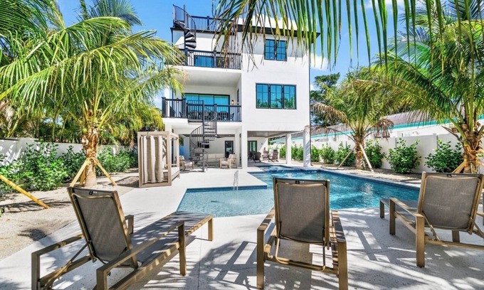 Sarasota House | New 8 bedroom house with tropical oasis backyard! Heated pool and spa.