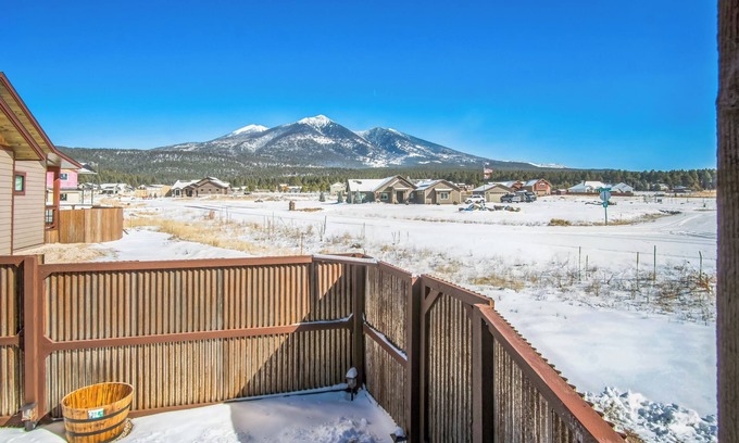 Fort Valley House | New, Amazing, Cozy, Jacuzzi, Mountain Views, Minutes 2 Downtown, Snow Bowl