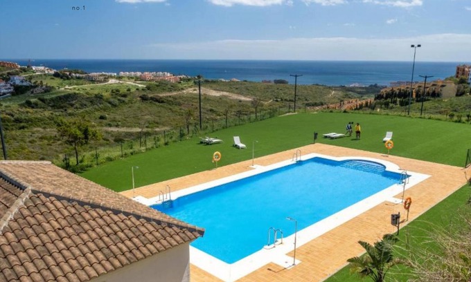 Puerto de la Duquesa Apartment | New and bright 3 bed apartment, 3min drive from an ecological reserved beach.