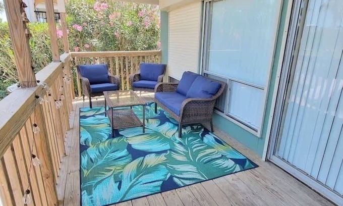 South Padre Island Condo | NEW! * Bay View Great Deck * Pool * 2 levels & 3 bedr