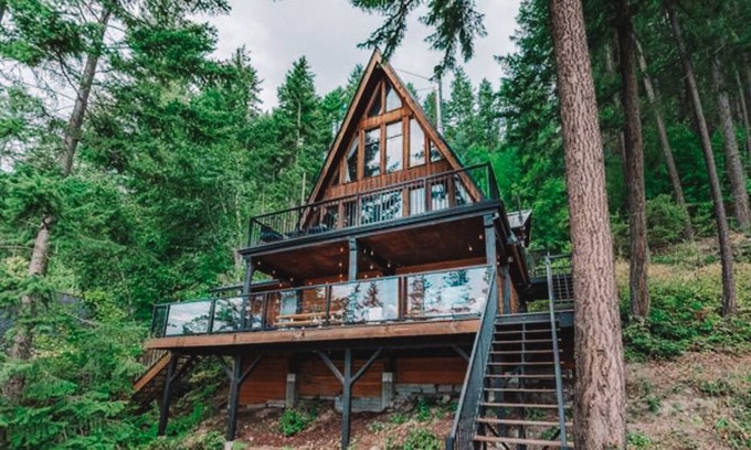 Celista Cabin | New** Bayside Estate: A quaint and cozy A-frame cabin nestled among the trees.