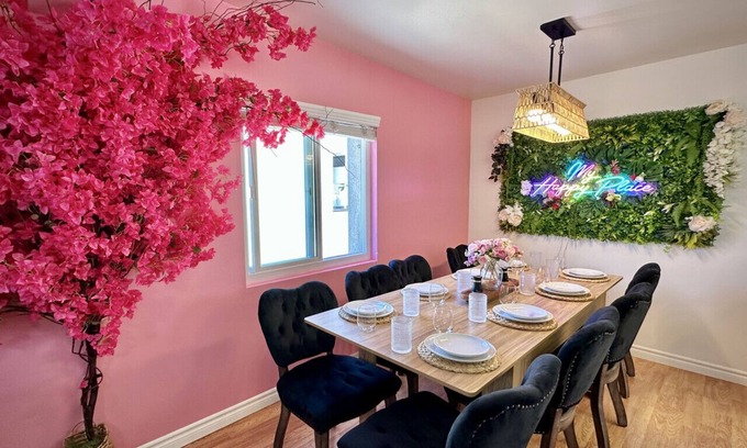 Gas Lamp Section Villa | NEW! Beach Home w/Gym + Cuddle Couch