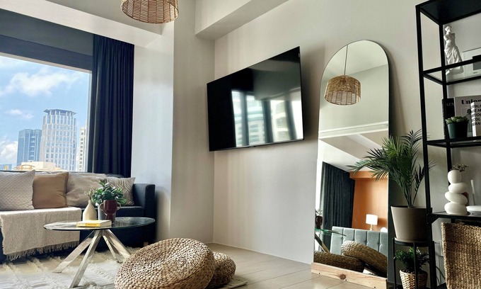 Legazpi Village Condo | New! Big Glass 1 Bedroom with 500Mbps WiFi & 65" TV Netflix