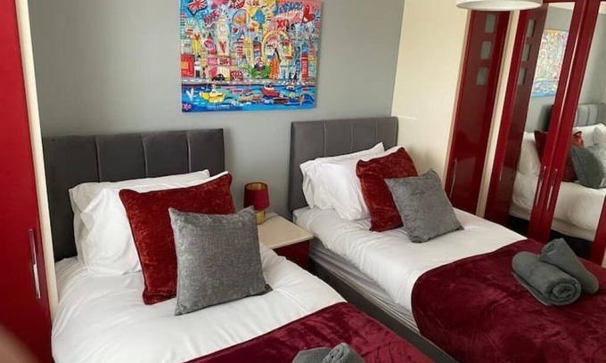 Oldbury Apartment | New Birmingham Rd, Jn 2 M5, 2 twin B/rooms Parking