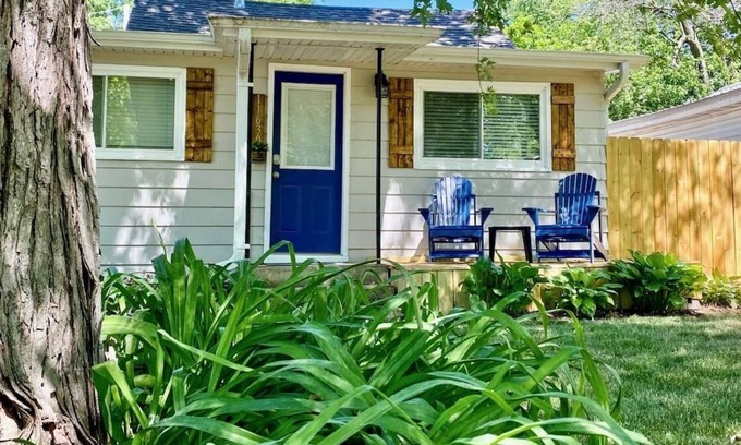 Newville House | NEW! Blue Door Escape ~ Fully Updated w/ Sunroom