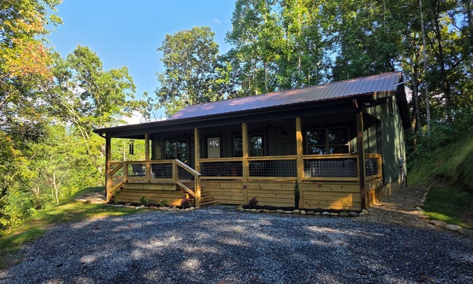 Whittier Cabin | New Build! Close to Polar Express, Casino & WCU. Dogs OK. HoT TuB w/robes!