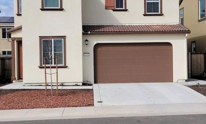 Roseville House | New built: corp/insurhousing/pet/close2shop/30+days