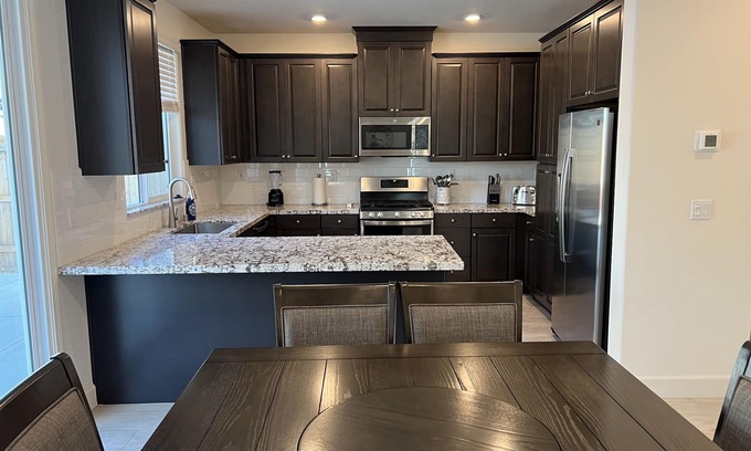 Roseville House | New Built, pets, 30+Day, insurance stays, corporate stay