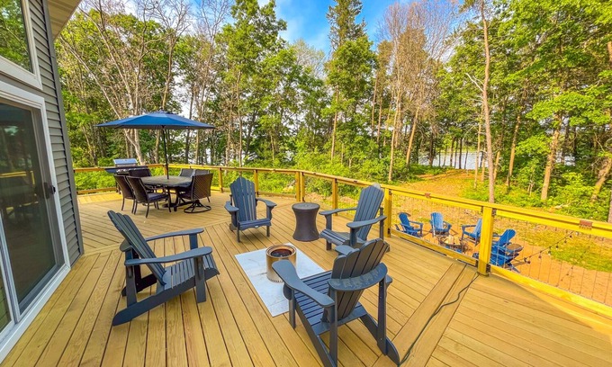 Necedah House | New Castle Rock Lakefront Getaway w hot tub and boat slip
