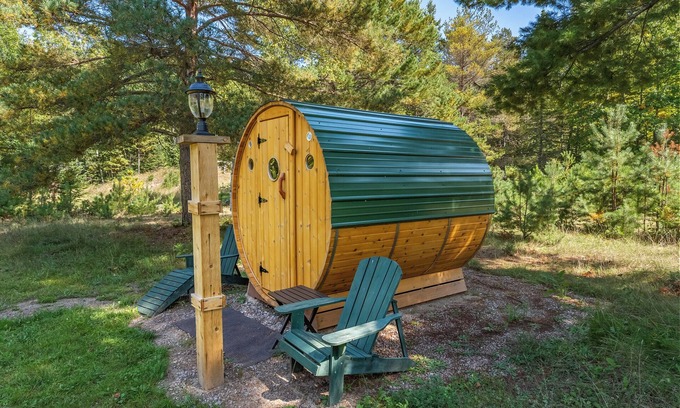 Rhinelander Cottage | New Cedar Barrel Sauna! | Modern Northwoods Lakefront