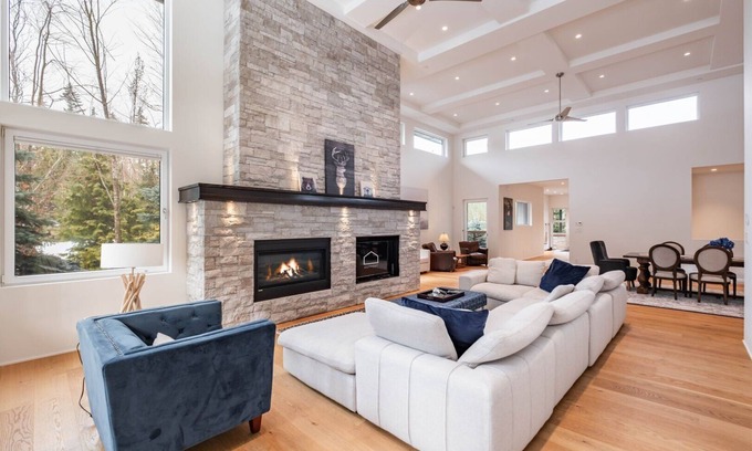 Sea to Sky Highway Condo | NEW Chalet | Private hot tub | Fireplace | WIFI