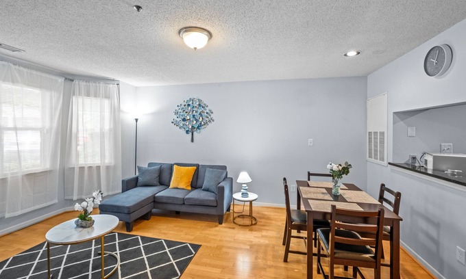 Dilworth Condo | NEW! Condo for Monthly Stays Near UpTown Charlotte - Free parking
