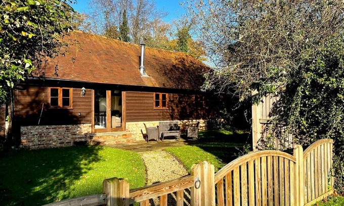 Ewhurst Green Cottage | NEW Cosy Cottage. Pets welcomed. Country walks & Lake views. Nov offers.