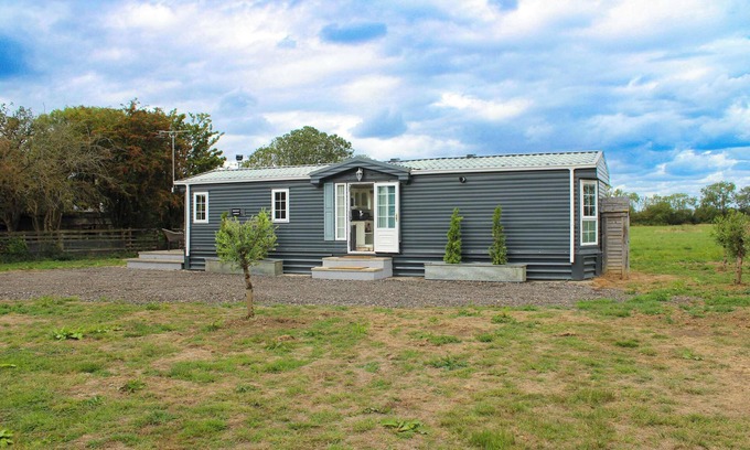 Holton Le Clay Cabin | NEW Couples Hideaway | Puppy Lounge & Horse Views