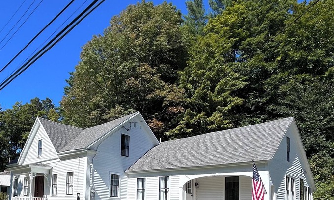 South Londonderry House | New! Cozy 4bedroom autumn and winter retreat in the heart of S. Londonderry, VT