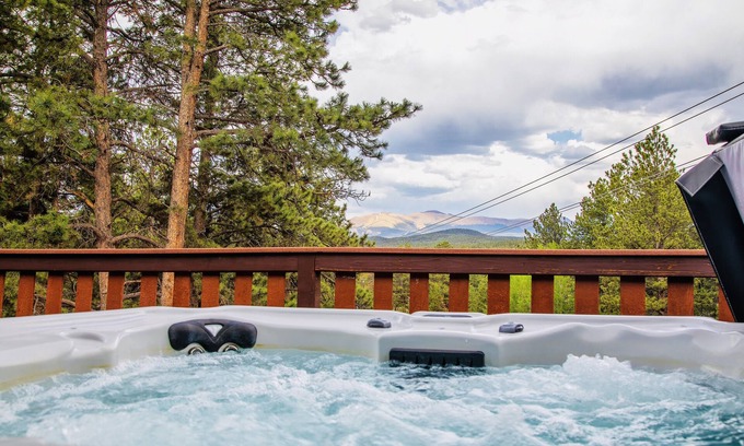 Florissant Cabin | NEW! Deluxe Cabin! Hot Tub/King Suite/Mt. View/Fire Pit/3 Acres!