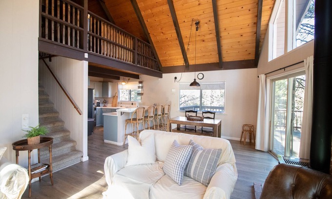 Arnold Cabin | *New* Dog friendly Classic A-frame Cabin with A/C