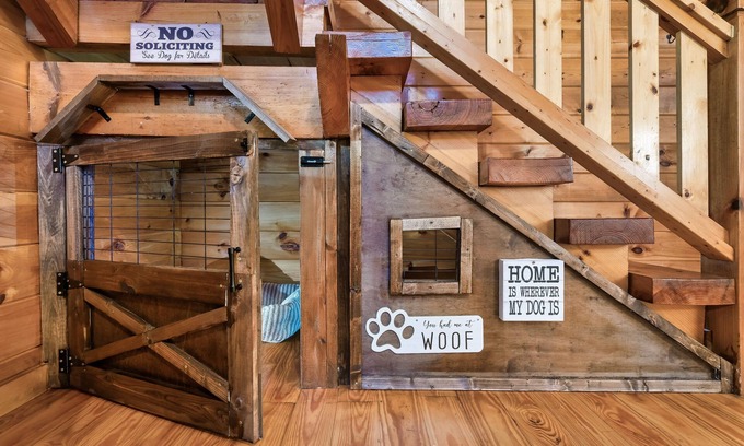 Gatlinburg - Pigeon Forge Cabin | NEW Dog House, Hot Tub, Mini Golf, Views, Fire Pit, Arcade