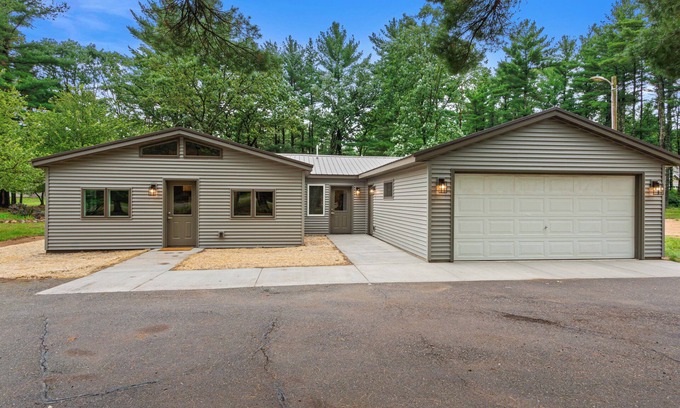 Nekoosa House | NEW Eagle's Nest West - less than 3 miles to SV and walkable to Petenwell Lake!