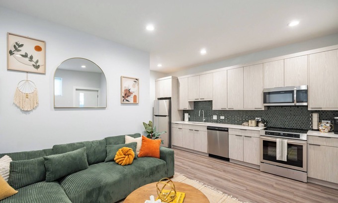 Woodlawn Apartment | NEW Eco Stay by UChicago, Lakefront & Hyde Park!