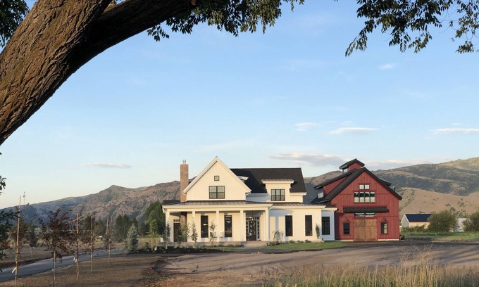 Huntsville House | New England Charm Farmhouse (30 Night Minimum)