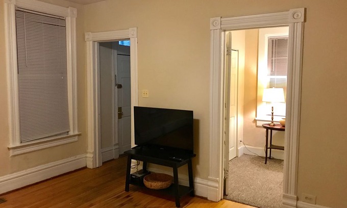 Ranch Triangle House | New! ENTIRE 3 BEDROOM HOME LINCOLN PARK *FREE PARKING* CLOSE TO NORTH AVE.