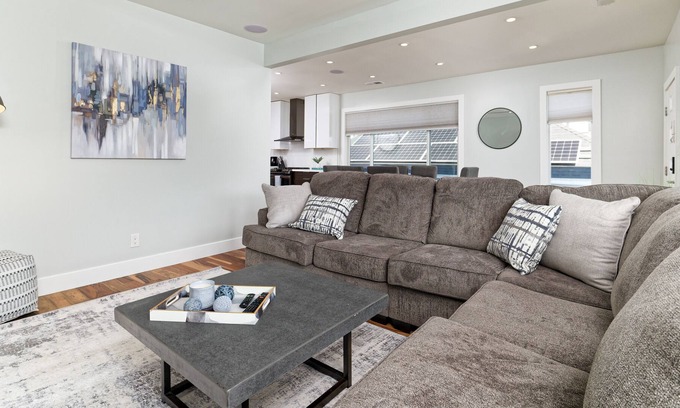 West Oakland House | New! Gated | 2 Living Rooms and Kitchens + Jacuzzi! Must See!