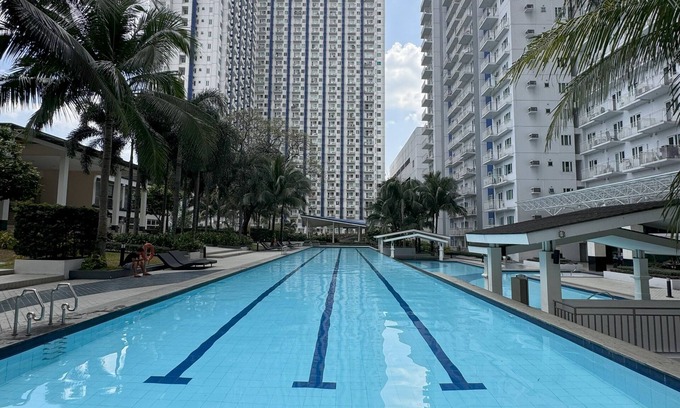 Santo Cristo Condo | New GRASS residence condo near SM North EDSA modern, POOL, Home Away from Home