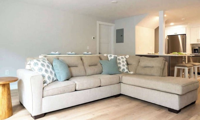 Newport Apartment | NEW! Heart of downtown 2bed 2bath