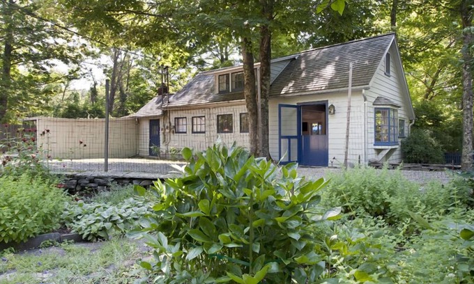 Woodstock Cottage | NEW! Herb Cottage: Historic Artist's Cottage, Wood Stove, Walk to Town!