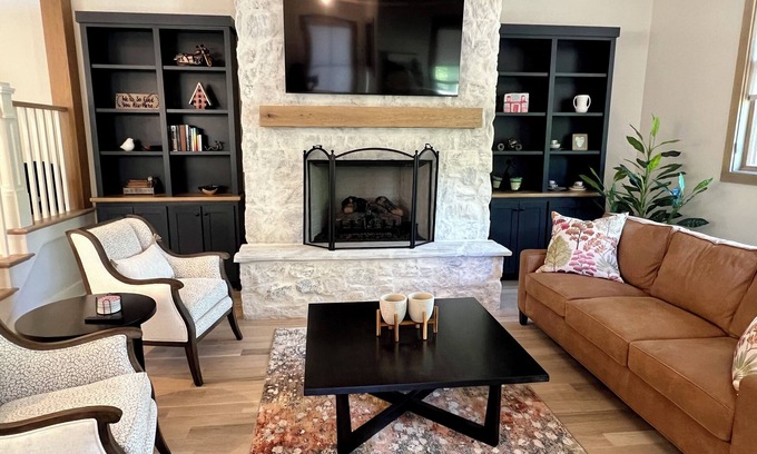 Cheshire House | NEW Home in Cheshire Village - Stunning Mountain Views - 3BR 4BA - EV Charger