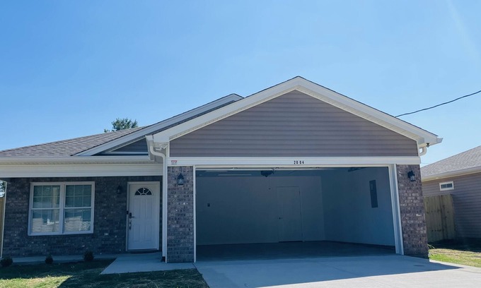 Pleasure Ridge Park House | New home just build, fenced .Close to many restaurants. 20 min to the airport