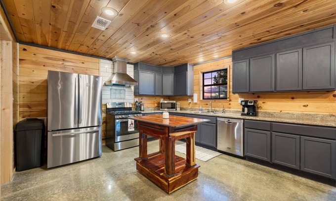 Ringold Cabin | New hot tub, beautiful views, secluded and quiet