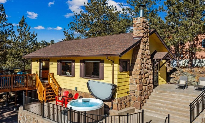 Estes Park House | New hot tub! Downtown cabin w/king bed, views