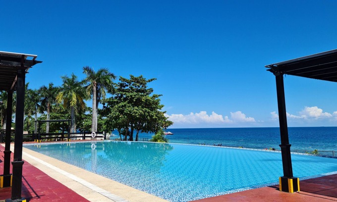 Lapu-Lapu Condo | New huge Lux. 2 BR Condo 100 SQM - 2 Pools, Gym, woow seaviews, Beach 8-9Pax