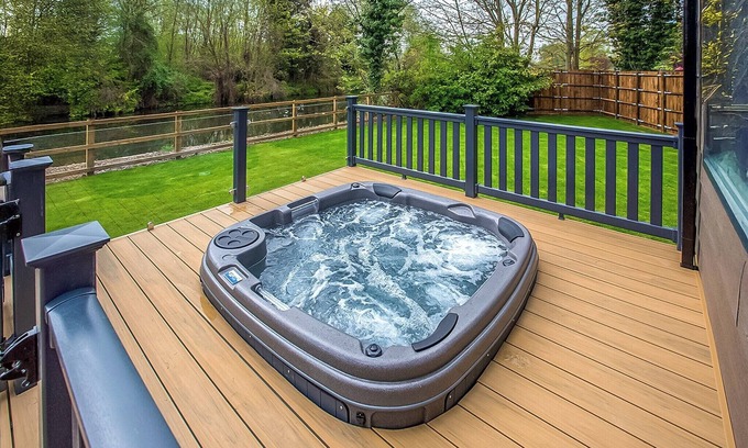 Hoddesdon Ski Chalet | New in 2019 three bedroomed lodge.