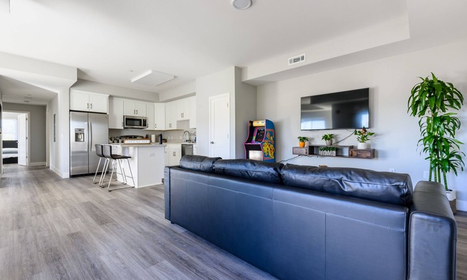 Campbell Apartment | NEW King bed Apt w/fast WI-FI, centrally located!