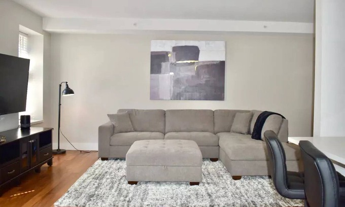 Downtown West Apartment | New! King Bed Top Floor Suite Near Busch Stadium