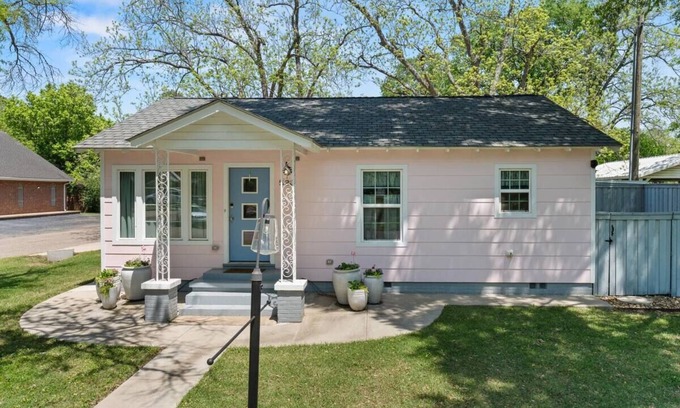 Jefferson Cottage | New! LaMoyne's Place - Charming 2-bedroom cottage in the B&B capitol of Texas