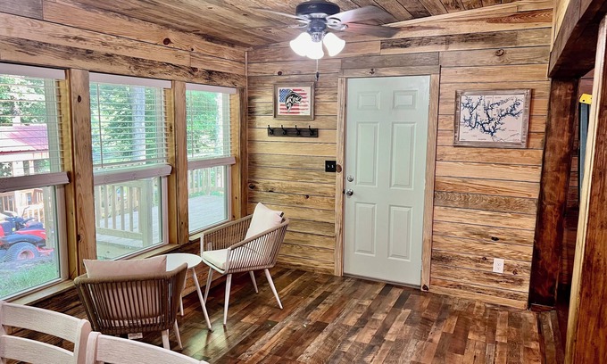 Crane Hill Cabin | “NEW LISTING” 3-bedroom beautiful lodge cabin 20min from Smith Lake Park