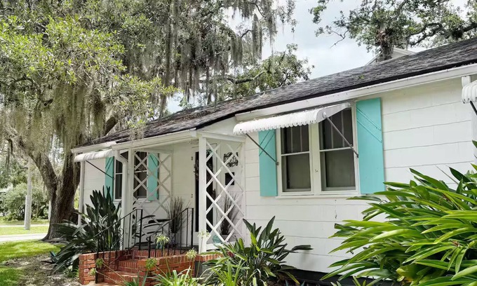 St. Augustine Cottage | NEW LISTING/Charming 2-bedroom cottage in wonderful St. Augustine w/WiFi, AC