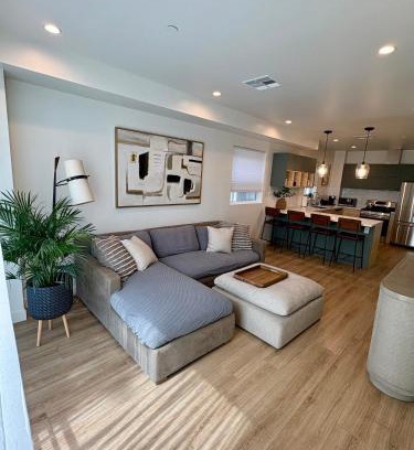 Sherman Oaks Apartment | New Luxe 3B 3Bath Townhouse