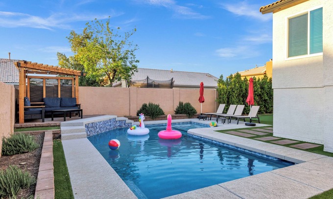 Peoria House | NEW! Luxe Vacation Getaway - heated pool and putting green