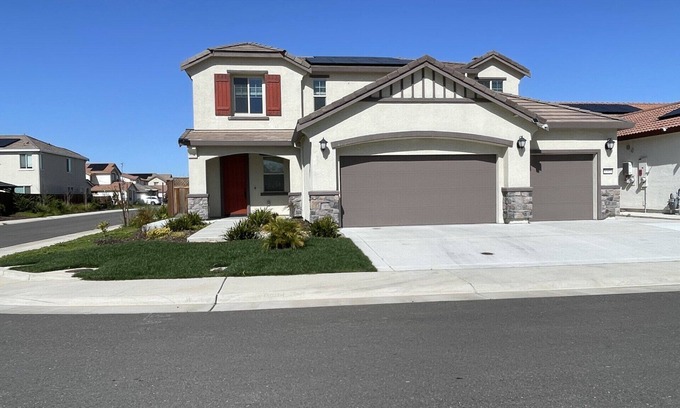 Sacramento House | New Luxury 2,850 Square Feet House with EV Level 2 Charger in Great Location