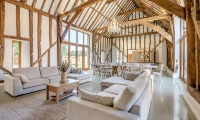 Beccles House | New Luxury barn with pool table nr southwold