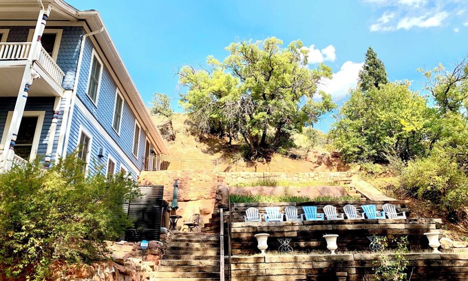 Manitou Springs House | NEW! @ Manitou Incline~ Pikes Peak Cog Railway~ Barr Trail~ New Therapy Hot Tub!
